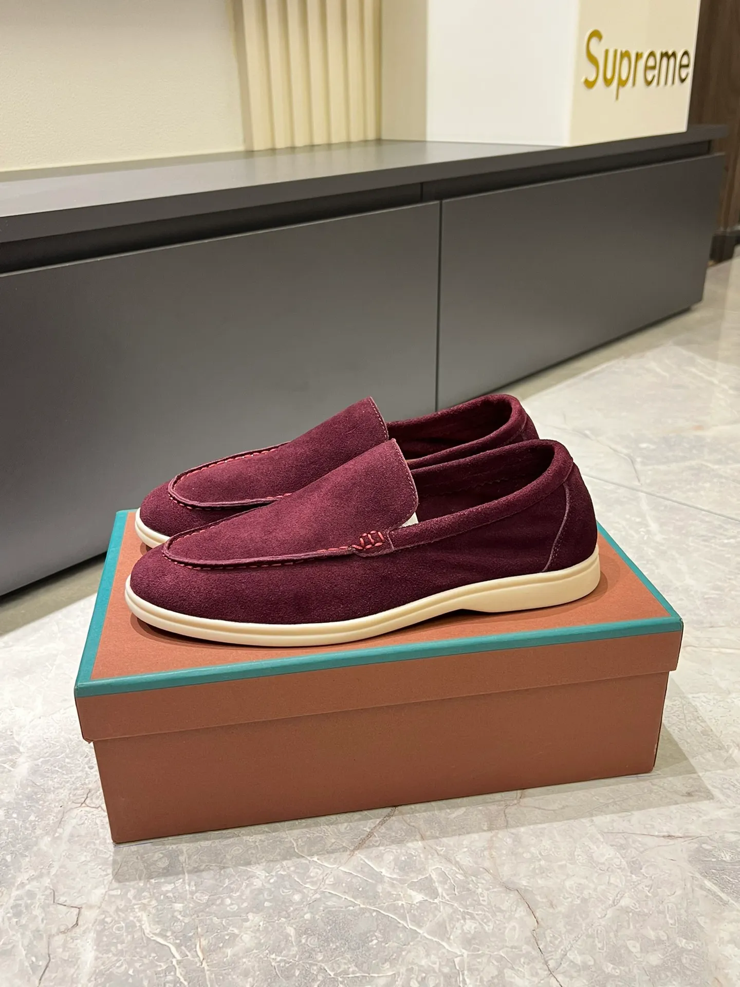 Men's shoes 💰p360 "Loro men's shoes 💰pian'*" Classic L men's shoes for couples 💰p Top version British flat loafers, a must-have item in old money style, the minimalist design is eye-catching and durable, a plus point for dressing The soft foot feel and texture are outstanding. They don’t scratch your feet and are very nice. They are matched with soft and waxy soles. They can be worn daily for a long time without getting tired. They are easy to wear, versatile and classic items, with perfect foot feel and texture! Imported cashmere fabric, the lining is made of imported A-grade water-dyed cow lining, the top version of the genuine leather midsole is sewn with pure handmade mark thread! Size: Female 35-40 (34. Customized) Male 38-44 (45.46. Customized)
